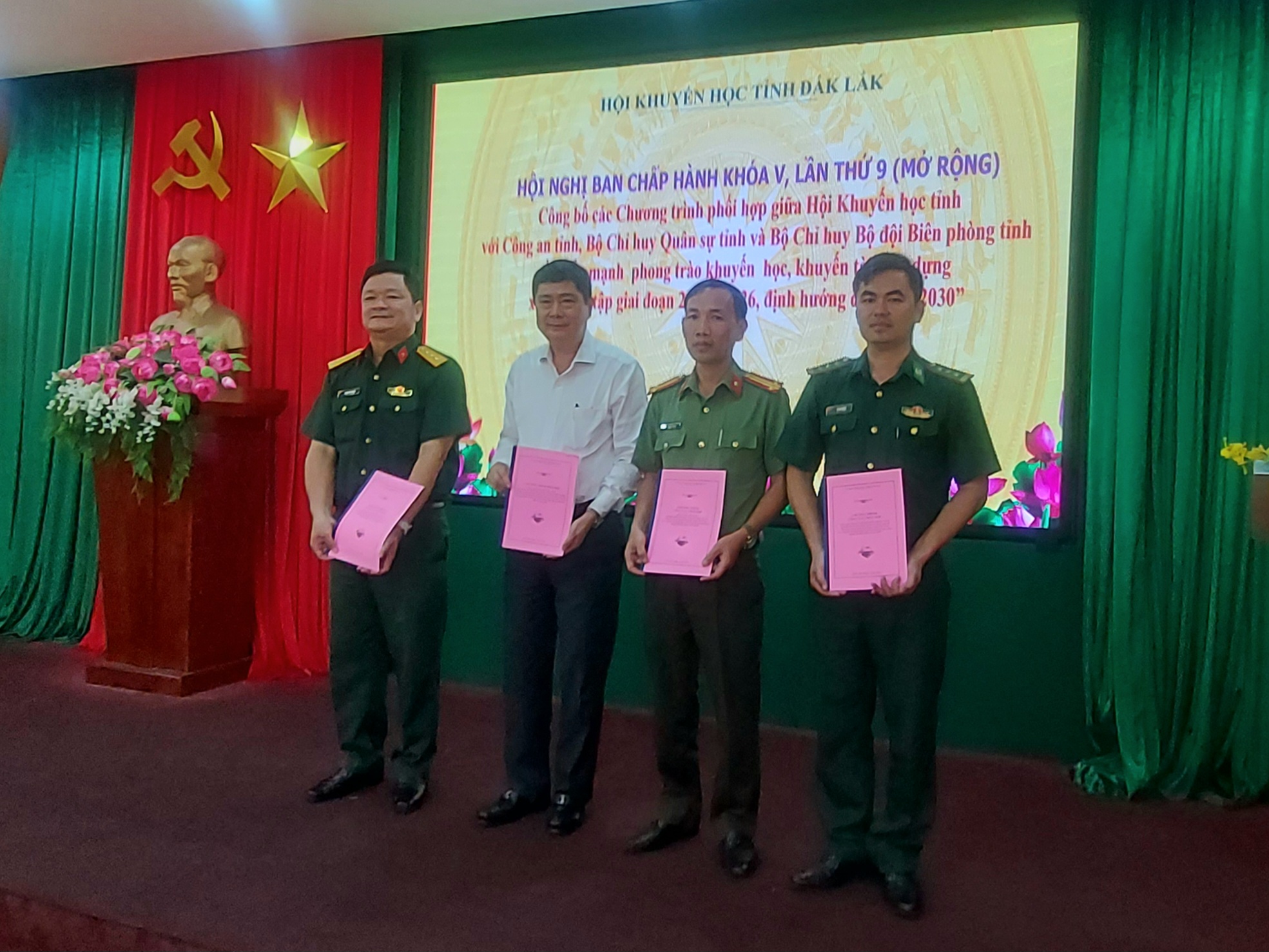Công bố Chương trình công tác phối hợp giữa các Lực lượng vũ trang Nhân dân và Hội Khuyến học về đẩy mạnh phong trào khuyến học, khuyến tài, xây dựng xã hội học tập trong các cơ quan, đơn vị lực lượng vũ trang tỉnh Đắk Lắk giai đoạn 2023 - 2026, định hướng đến năm 2030